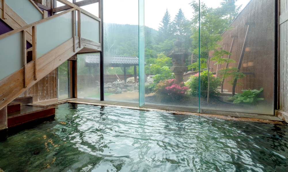 本館の庭園露天風呂、大浴場